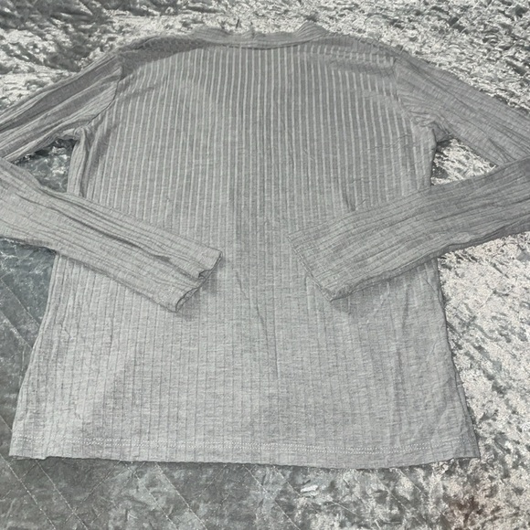 Carly Jean Los Angeles Scarlett Fitted Heather Gray V neck Top- Size Large - Picture 9 of 10